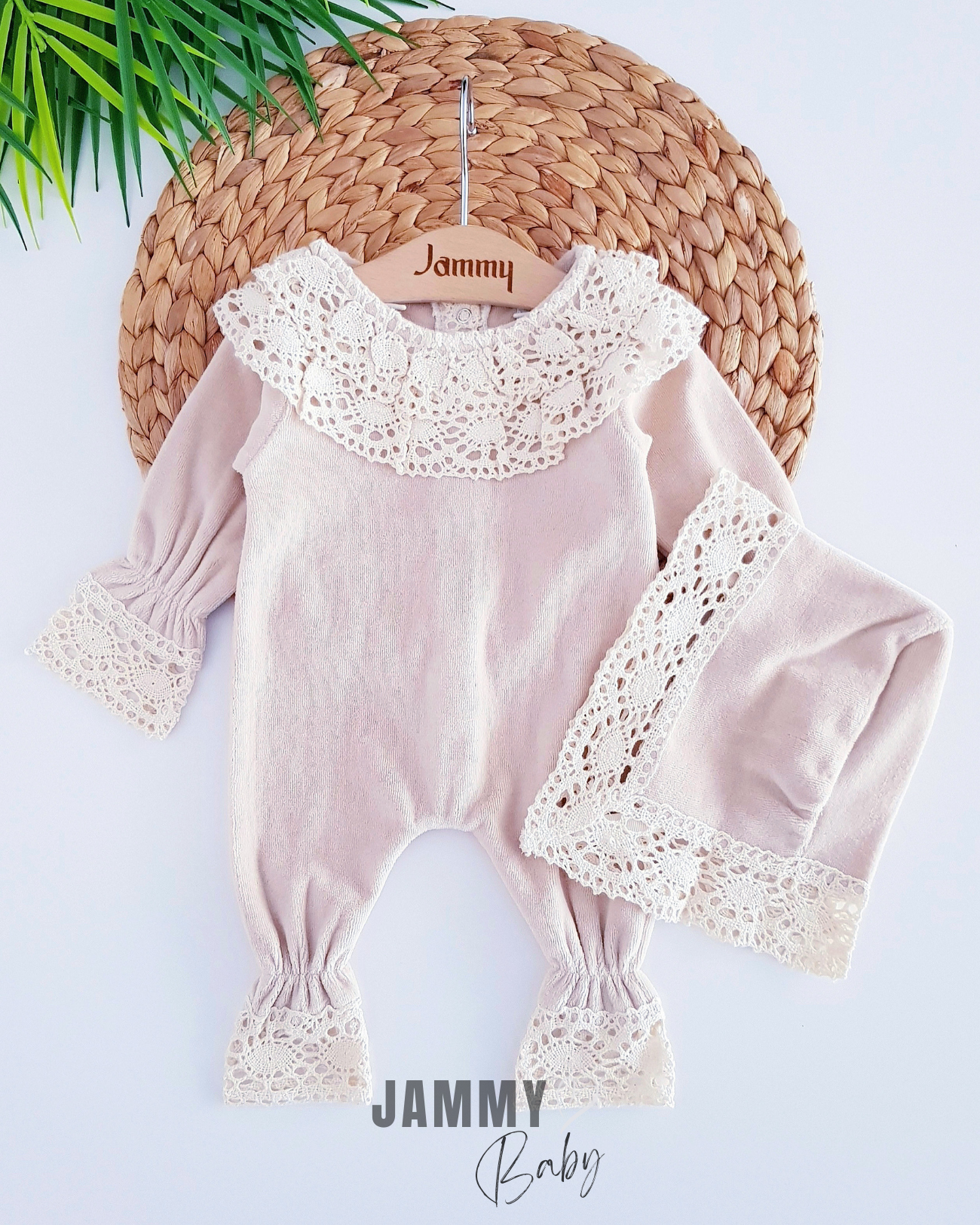Berry Dantel Detaylı Laura Şapka Kadife Tulum Takımı-BEIGE