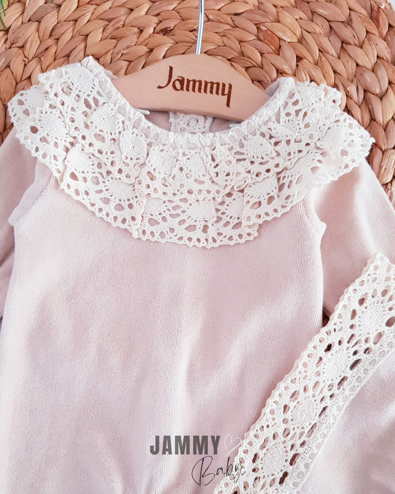 Berry Dantel Detaylı Laura Şapka Kadife Tulum Takımı-BEIGE