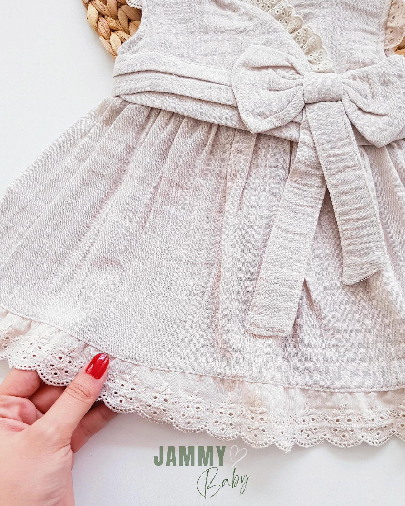 Amore mousseline jurk met dubbele rij knopen en kraag-NATURAL
